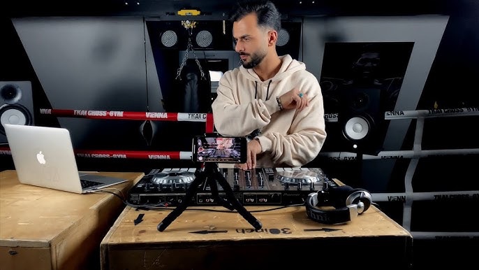 DJ021 hinter den Decks
